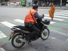 タイの最北端の街、メーサイで客待ちをしているバイクタクシーと托鉢中の僧侶です。

これから、ミャンマーのタチレクに向かう際、目にした光景です。
イミグレの前でのシーンです。
目指す旅の形態の中では、多様性があります。
