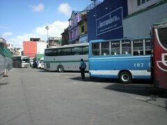 チェンライは、タイ北部の中心的都市ですので、中距離バスが、多く走っています。

ミャンマーのファイサイへ行くバスや、麻薬で有名なゴールデントライアングルへのバスが出発時間まで待機しています。

タイ観光庁の支店もあります