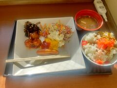 宿泊先のホテル「名鉄イン　名古屋駅前」の朝食ビュッフェ。
朝からカレーをいただきました。