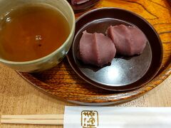 まずは名古屋駅に。小腹を満たすために赤福茶屋で赤福をいただきます。