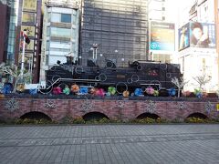 新橋駅前のSL広場のイルミネーションされている蒸気機関車
