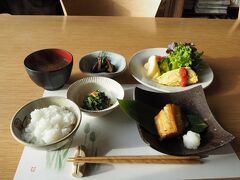 日の出を撮り終え、ペンションに戻ります。
お腹ペコペコ～。朝食を頂きます。焼き魚はホッケです。オムレツにはカボチャペーストが入っていました。
ご飯は炊きたてをおひつで用意されています。ついつい食べ過ぎちゃう～。
食後にはホットミルクを頂きました。