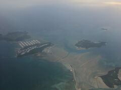 で、いきなり沖縄本島中部海中道路上空。天気予報通り、空模様がいまいちだな。