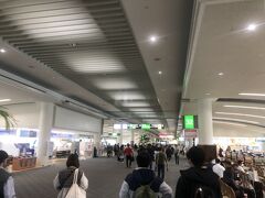 那覇空港には定刻より10分遅れで、9時15分に到着しました。