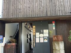 いつもの江ノ島小屋。ランチは初めてです。ここは時間をずらさないと行列です。