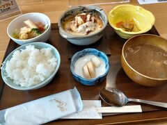 食事はこちらの村民キッチンでチーズハンバーグを食べました。
こちらのお店は、地元の主婦から旅館やプロの料理人まで、食品衛生責任者の資格をもつ村民自らが週替わりでお店を運営しているユニークな食堂。
地元の食材を中心に工夫を凝らした食事やデザートなどランチタイム中心に営業しているそうです。
今週は地元の旅館が当番だそうです。
