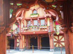 「ファンタジーランド フォレストシアター」へ。
抽選対象の屋内型シアターで、ミッキーたちの素敵なショーが楽しめました。