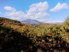 かつてのスキー場跡地まで来ました。
長野市内と反対側です。
飯綱山が綺麗に見えます。