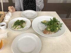 billsでランチ。パンケーキがとても美味しかった記憶があり、ぜひ行きたい！と。

病院の食事は薄味だったから、外で美味しいものが食べたい。

パンケーキ、療養中の身には重かったかな？
カルパッチョが絶品でした。