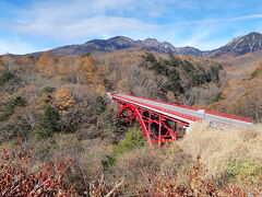 次は車で15分位の東沢大橋、通称「赤い橋」へ
バックには八ヶ岳でしょうか？