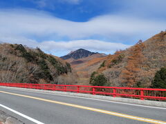 もう山々の木は落葉していました。少し上流なので紅葉も早めなのですね、川俣川渓谷です。