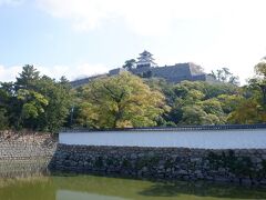 　10分ほど歩くと丸亀城が見えてきます。
