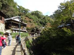 ホテルの目の前に続く滝道、箕面市は大阪中心地から30分の立地ながら、日本百名滝に認定された大阪唯一の滝があります。

