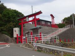 まずやって来たのは山口県長門市にある元乃隅神社。