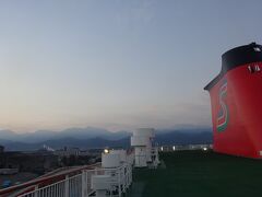 ＜旅行2日目＞
6時に東予港に入港しました。下船前にデッキからの眺めをチェック。山の連なりが非常に美しいです。