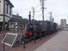 この列車は、明治21年（1888）から67年間松山を走っていた蒸気機関車を復元したものだそうです。