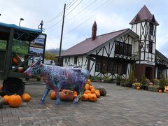 ニセコ駅前は、ハロウィンのカボチャがズラリと並ぶ。
アートな牛は、以前から気になってた。