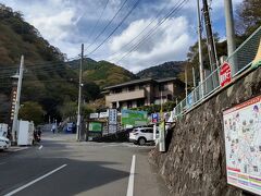 大山ケーブルカー駅につながるこま参道入口の駐車場は台数が少なくハイシーズンでは平日でも容易には入庫できない懸念があるが、運良く数分の待ちで駐車できた。
駐車場近くに観光案内所があるが倉庫のようになっていてあまり機能してなさそうだが、対面にある大きな新しいお手洗いの隣に、観光案内の映像を流すモニターと、各種パンフレットを並べたブースがあり、予習してない場合のみならず立ち寄ると有益だろう。内容の濃いパンフレットは品切れになりやすそうだが、幸い到着時には無かったものが帰りに手に入り復習に都合が良かった。