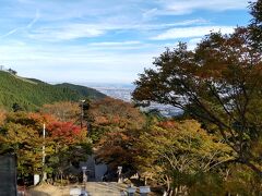 紅葉も良いが、相模湾の江ノ島や三浦半島の遠望が何より高い山に登った証。山頂では無いので360度ぐるりと見果たせないのが残念。