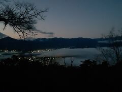 昨日泊まった「いこいの村ヘリテイジ美の山」から、さらに山に登り、車で7~8分、美の山公園です。
ホテルでは、希望する人を朝6時集合で展望台に連れて行ってくれますよ。料金は550円です。