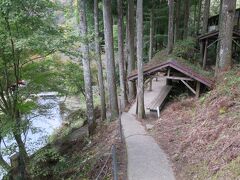 次なる訪問地は養老渓谷粟又の滝。

ここもまた細い山道をしばし降りて行く必要があります。

