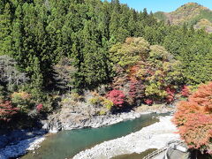 道の駅大滝温泉に到着、紅葉もいい感じ