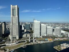 横浜・馬車道『オークウッドスイーツ横浜』46F

無料の展望スペースからの眺望の写真。

みなとみらいで人気のある景色です。

『横浜ロイヤルパークホテル』の入る『横浜ランドマークタワー』は
やっぱり高いですねー。