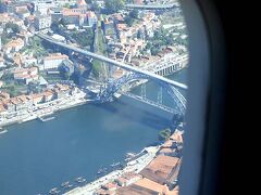 飛行機がポルトガル第二の都市・オポルトに着陸する直前に見えた、ドゥエロ川に架かるドン・ルイス１世橋です。
