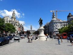 街のヘソ、ペドロ４世のモニュメントがある広場と、奥の市庁舎です。
