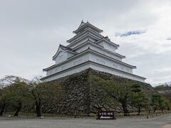 タクシーで鶴ヶ城までやってきました。14年ぶりの訪問です。