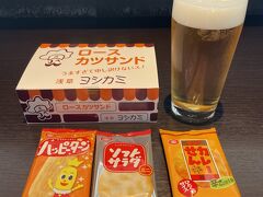 JALのラウンジでビール。やう1年ぶりです。
このひと時が好きです。
昼食に、万かつサンドが食べたかったのですが、売っていませんでした。