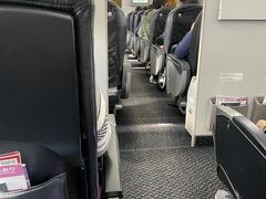 小松空港に到着しました。
ゲートに到着しても、立ち上がることは許されません。密集を防ぐためだそうです。案内順で、まずクラスJ、続いて15番～29番、そしてその後ろという感じです。皆、まじめに従います。
なんかヘッドフォンの貸し出しもありませんでした。