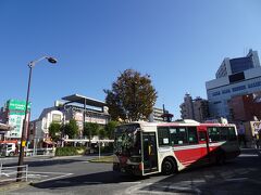 荻窪駅の北口を出ると、そこには赤色のバスしか見えません。
駅前の便利なターミナルは関東バスの独壇場。