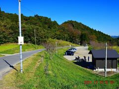 インターから20分ほど走って大山千枚田に到着。
写真右が駐車場、見ての通り山奥なんでマイカーでしか来れないような場所です。