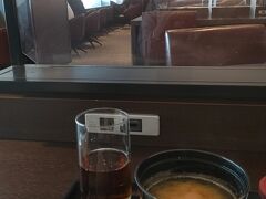 翌朝、ホテルの無料バスで羽田空港へ行き、DPラウンジで朝食。
６時半頃のラウンジは結構混んでました。
７時過ぎるとサーっと人がいなくなりました。
おにぎりは前回有った“カルボナーラ”が不評だったのでしょうか、普通の“鶏めし”になっていました。
初めてスープマシンのお味噌汁を飲みましたが、味が濃い目だけど出汁が効いていて美味しいです。鶏めしおにぎりを味噌汁に入れて雑炊風（ねこまんまとも言う）で食べたら大変おいしゅうございました。人気のない席を選んでこっそり、海苔を使っていないおにぎりでやるのがコツですわ。お下品なおじ様達のようにジュルジュル音を立てないで食べることも重要です。
あら？あのイマイチなカルボナーラおにぎりをポタージュスープにINしてたら、洋風雑炊で美味しかったのでは？

