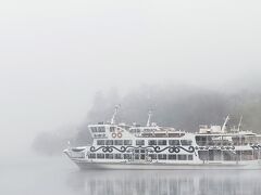 霧の阿寒湖は風情あり。
観光船のあしらいも可愛い。