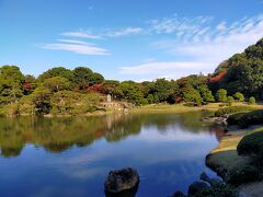 ①六義園
ネットで予約して当日入場料300円を払います。
公立の施設って安くてびっくり。
まだ紅葉には早いですがいいお天気でほんとにきれいだな。