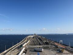 こちら海ほたるに来たのもかれこれ十〇年ぶり。

かつてはデートスポットの定番でしたが今もそうなのかしら。（遠い目）

こちらは千葉側の風景。