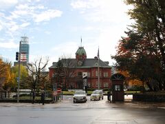 札幌駅から六花亭の途中にあった“北海道庁赤れんが庁舎”（旧本庁舎）
こちらは２０年前にも見た事があります！！懐かしい・・・
あの時は雪が歩道に積もっている中、歩いて行ったっけ。
私はこの時、こちらが正門前だと思っていたのです・・・