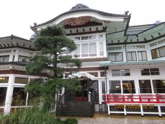 チャーリー・チャップリンやヘレン・ケラーなど、
多くの著名人が滞在したことでも知られる「宮ノ下富士屋ホテル」は、
現存する日本最古のホテルで、
登録有形文化財・近代化産業遺産となっています。
駐車場は無料です。

日本初の本格リゾートホテルとして開業したこの本館は、
富士屋ホテルのなかでも現役最古の建造物で、
社寺建築を思わせる瓦葺屋根と唐破風の玄関が特徴です。