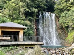 最後に訪れたのは、先ほどのカジロが湯の近くにある丸尾滝。こちらも駐車場あります。