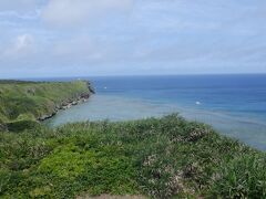 　伊良部島北端にある白鳥崎の岬まで行ってみました。眼前には東シナ海が見え、ゴツゴツとした断崖絶壁から白波が立ちます。かつて沖縄本島に船で旅立つ人を見送った場所です。いつまでも旅立つ船を見渡せます。