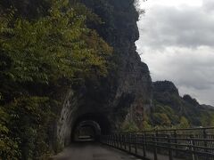 朝9時に出発し一路耶馬渓へ。
青の洞門って何度も見てもすごい。
ノミを使って手で掘られた日本最古の有料道路です。
ただ、駐車場から遠いのでちょこっと降りて、ってわけにはいかない。