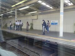 途中、狭山市駅に停車。