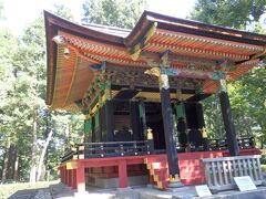 入ってすぐにある霊廟、色彩が綺麗です。

三代将軍徳川家光の側室お振の方の供養するために建立された霊廟
元は新宿区にあったそうです。
