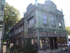 丸二商店

昭和初期に神田神保町にあった荒物屋
建物の正面を小さい銅板の組み合わせで模様を形作っているのが特徴