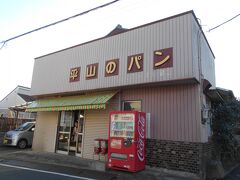 通りから、陳列棚の上に二種類、三袋だけ見えました。
私）「こちらで作られたものですか」
かつてのパン棚には、モノがのせられています。
「これだけ私が作れるので・・・珍しいですね（私が餡入りでない方を選んだので）。今の若い人のドーナツは、こんなのではないので・・・。」
私は、「珍しい人」。