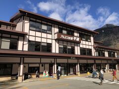 平湯バスターミナルは、バス案内所の他にレストランや土産物店を備えた奥飛騨観光、そして北アルプス登山のアクセスの拠点です。
