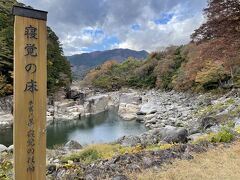 山に囲まれた道を更に南へ進むを「寝覚の床」
木曽八景のひとつで、花崗岩の地層の間を木曽川が流れています。