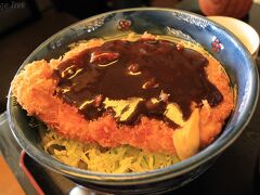 駅ビル１階のほっとしてざわ塩尻駅店で昼食。
駒ヶ根名物のソースカツ丼です♪
でも何か本家のと違うような気がする･･･